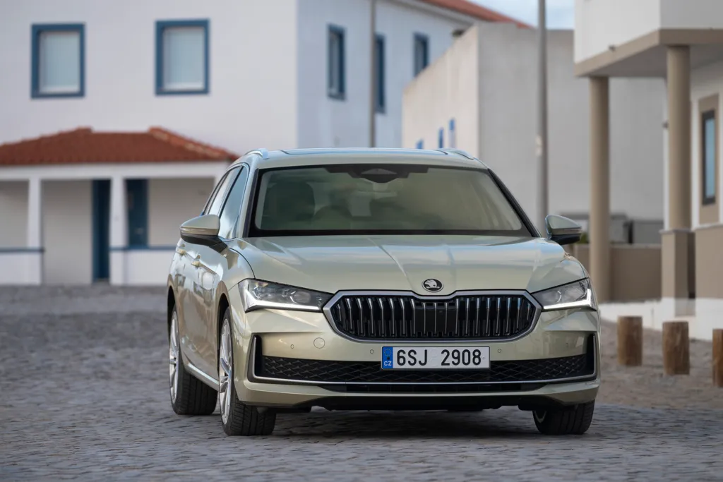 15_skoda_superb_combi_exterior_45ab9dd1.jpg