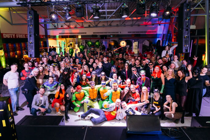 Superhrdinové a padouši! .. aneb neobyčejný večírek skupiny BARTH.